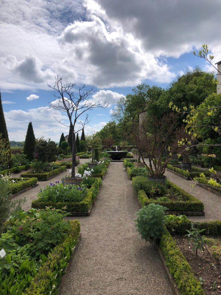 This image shows an overview of the Bastionsgarden in Eichstätt. Rows of plants in ordered flowerbeds.
